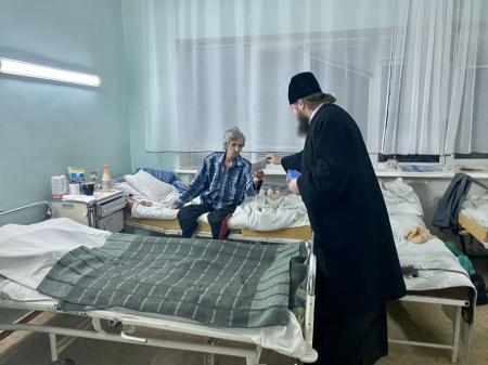 Священнослужители Свято-Духовского собора посетили Херсонскую областную больницу (+видео)