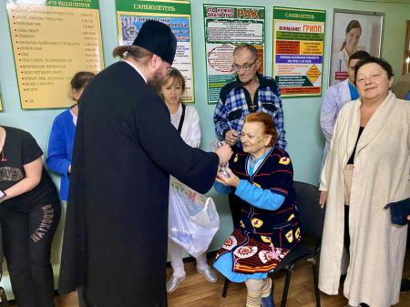 Священнослужители Свято-Духовского собора посетили Херсонскую областную больницу (+видео)