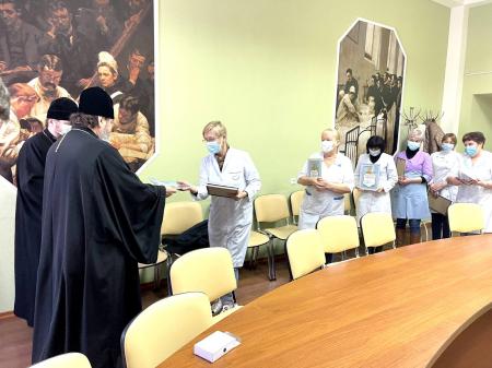 Митрополит Иоанн встретился с медработниками Херсонской областной больницы (+видео)