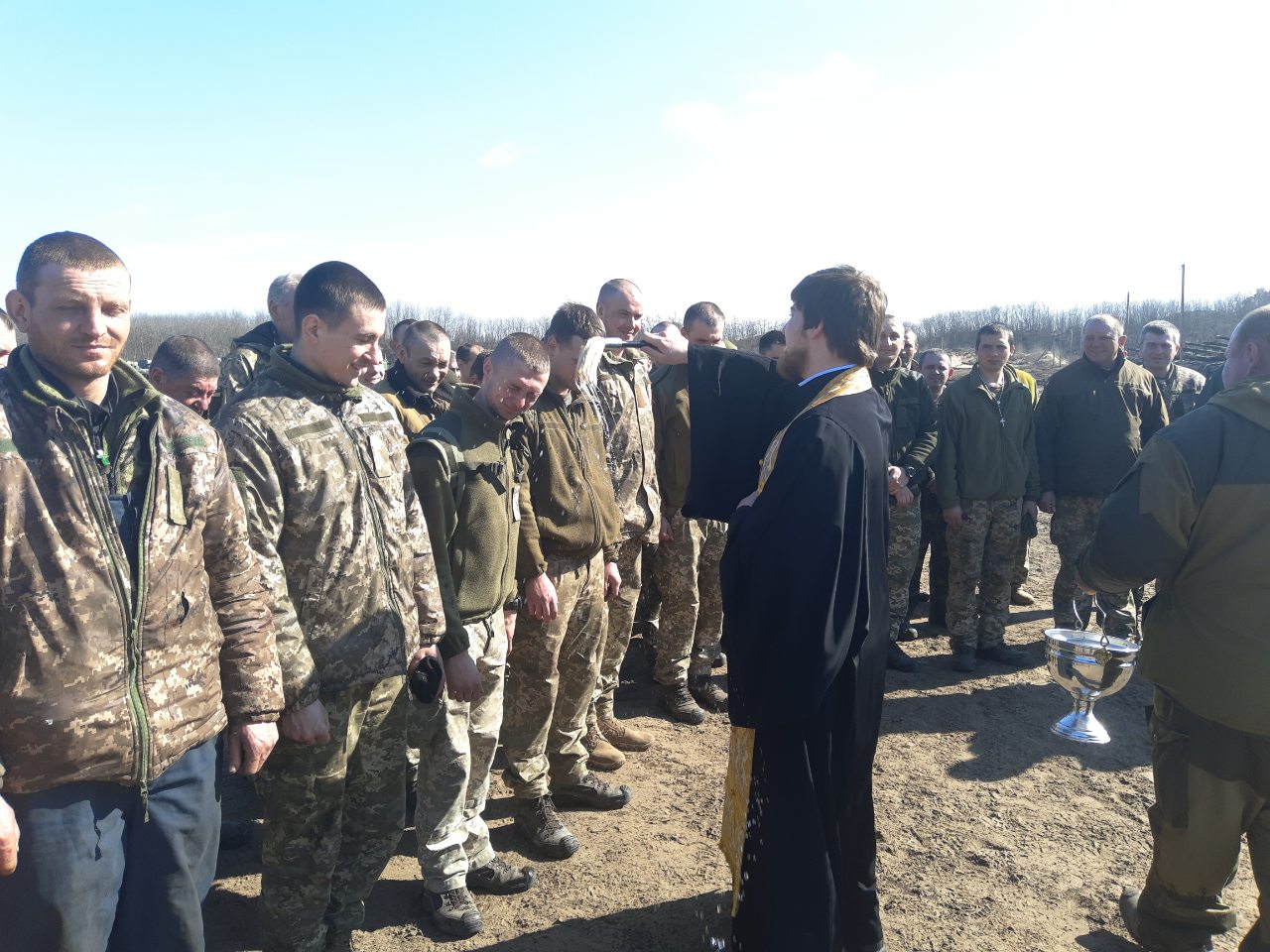 В Раденске священник дарил военным крестики