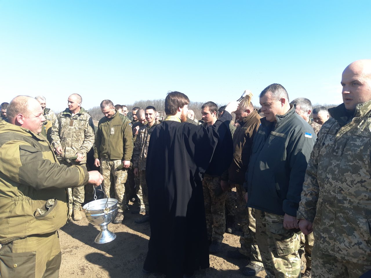 В Раденске священник дарил военным крестики