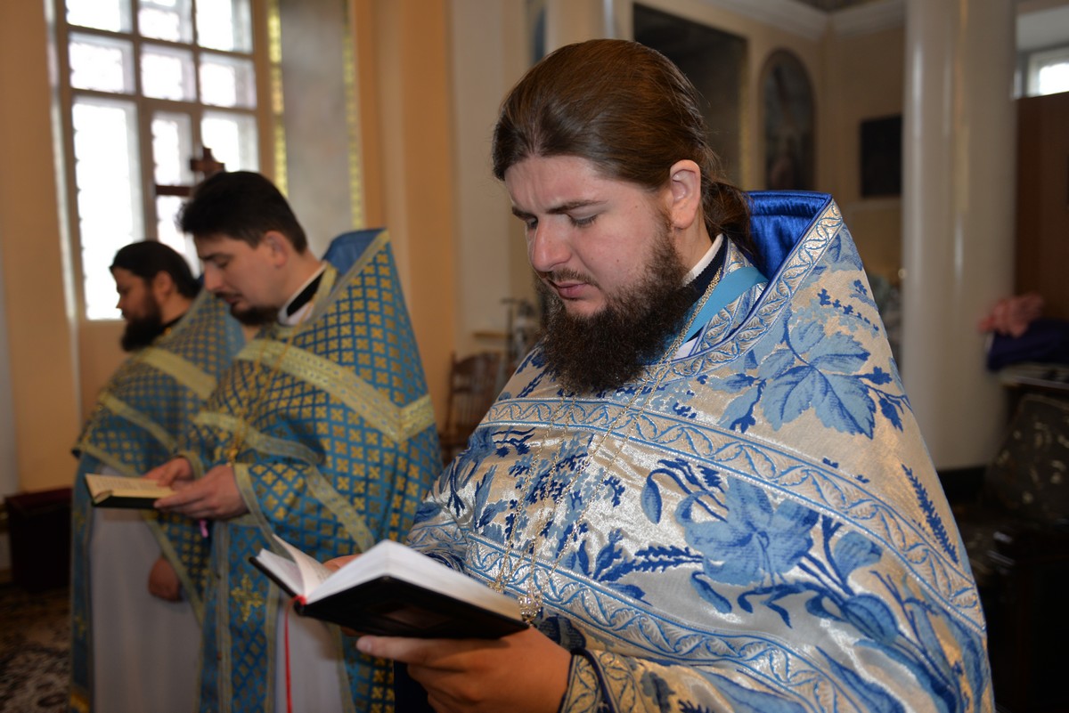 После литургии в Свято-Духовском соборе верующим вынесли ковчег с частицей ризы Богородицы
