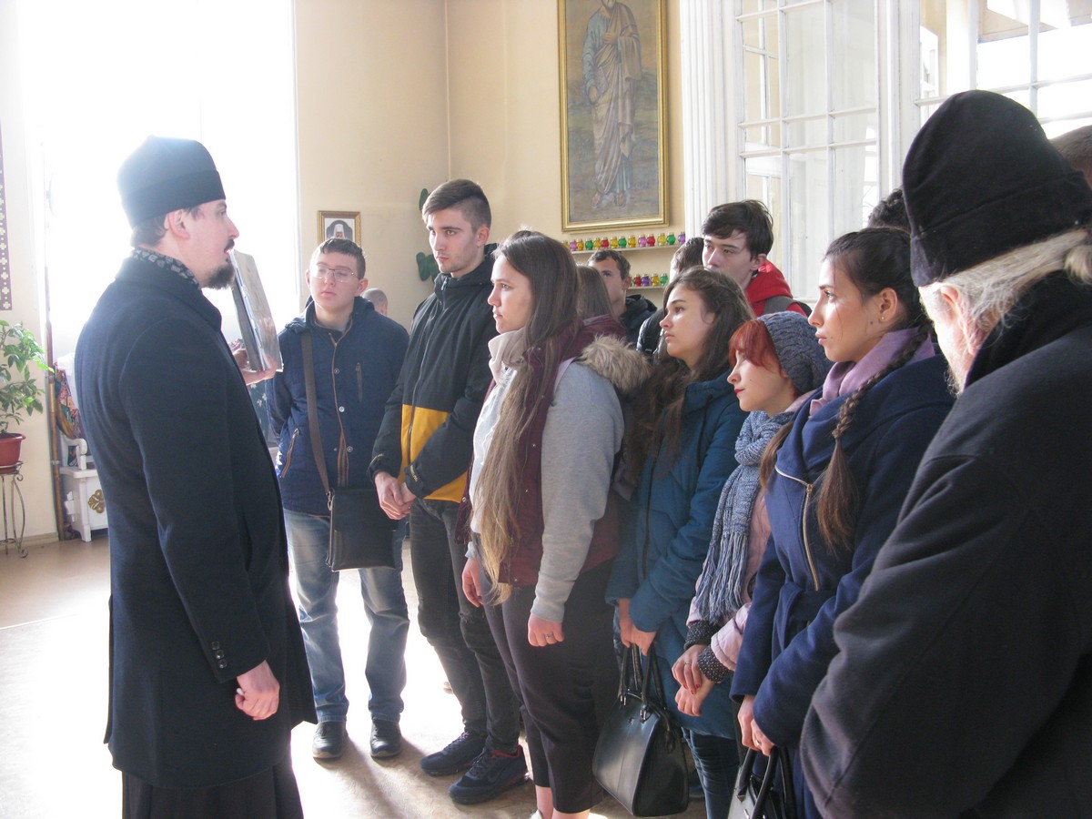 В Херсоне студенты и преподаватели посетили древнейшие храмы города